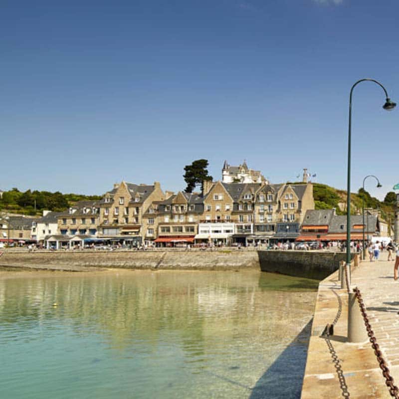 Cancale port jeté marche huitres plates sauvage huitres creuses elevage coquillages maison pecheurs