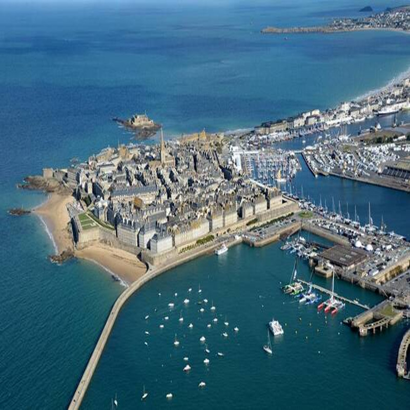 Saint-Malo-Tourismus Bretagne Ille et Vilaine Luftaufnahme ranzig gewordene Mauern Befestigungsanlagen intra muros Schleuse Hafen