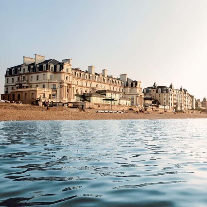 De thermale baden van Saint Malo met uitzicht op het fijne zandstrand en de thalassotherapie aan zee.