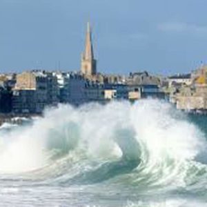 Saint Malo plus grandes marees europe phénomène spectaculaire naturel digue sillon vague cathédrale saint vincent